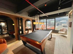 een biljartkamer met een pooltafel in een gebouw bij ICON 100 Luxury Apartasuites in Bogota