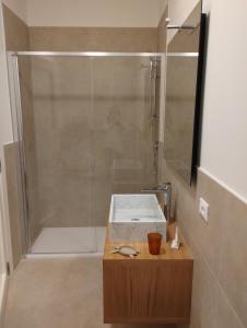 y baño con ducha y lavamanos. en LA LAMPARA, en Carrara