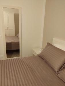 1 dormitorio con cama y espejo en LA LAMPARA, en Carrara
