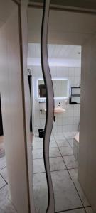 - une vue sur la salle de bains par une porte en verre dans l'établissement Zur alten Schmiede - Breitenbrunn/Erzgebirge, à Breitenbrunn/Erzgeb.