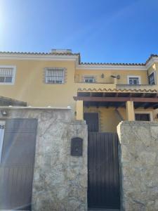 una casa con una puerta y una pared de piedra en Casa Bornes en Sanlúcar de Barrameda