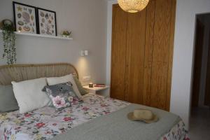 A bed or beds in a room at Marina del Este