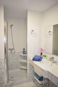 A bathroom at Marina del Este