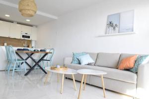A seating area at Marina del Este