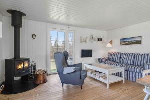 TV a/nebo společenská místnost v ubytování Authentic Holiday Home Close To The Beach