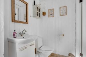 Koupelna v ubytování Authentic Holiday Home Close To The Beach + 20 fotografií