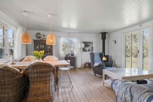 Posezení v ubytování Authentic Holiday Home Close To The Beach