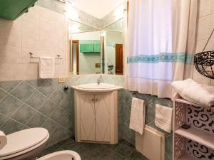 uma casa de banho com um lavatório, um WC e um chuveiro em Sardinia Family Villas - Cannigione Beach Apartments em Cannigione