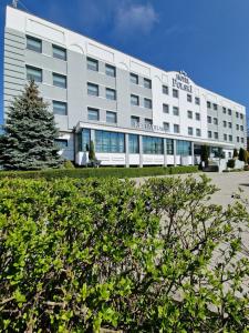 biały budynek z drzewem przed nim w obiekcie Hotel Polski w Mielcu