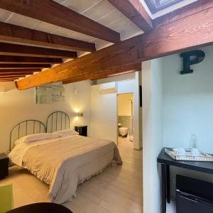 ein Schlafzimmer mit einem großen Bett in einem Zimmer in der Unterkunft Guesthouse Via Di Gracciano - Adults Only in Montepulciano
