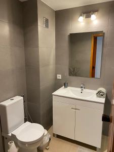 ein Badezimmer mit einem weißen WC und einem Waschbecken in der Unterkunft Perfect Summer in Cabanas de Tavira