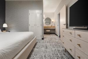 um quarto com uma cama, uma televisão e uma secretária em Courtyard Mankato Hotel & Event Center em Mankato