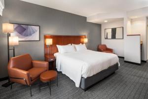 Postel nebo postele na pokoji v ubytování Courtyard Mankato Hotel & Event Center