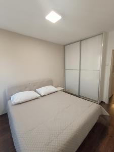 Ein Bett oder Betten in einem Zimmer der Unterkunft Apartman A&D