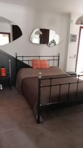 1 dormitorio con cama y espejo en Ruby Rooms Dalyan - Grd Floor Apartment, en Ortaca
