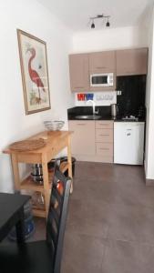 una pequeña cocina con mesa de madera y encimera en Ruby Rooms Dalyan - Grd Floor Apartment en Ortaca