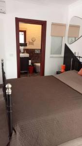 1 dormitorio con 1 cama y puerta al baño en Ruby Rooms Dalyan - Grd Floor Apartment, en Ortaca