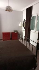 1 dormitorio con cama y lámpara de araña en Ruby Rooms Dalyan - Grd Floor Apartment, en Ortaca