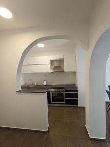 une cuisine vide avec une voûte dans une pièce dans l'établissement Apartman A&D, à Ljubuški