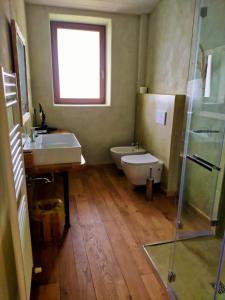 Maiolo的住宿－B&B EcoAntico casa in paglia，一间带水槽和卫生间的浴室以及窗户。