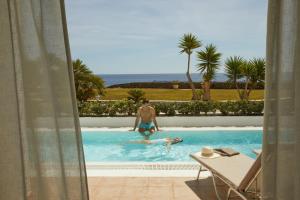 mężczyzna w basenie w ośrodku w obiekcie Secrets Lanzarote Resort & Spa - Adults Only (+18) w mieście Puerto Calero +37 zdjęć
