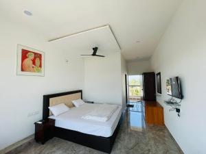 Vasant Vihar Resort客房内的一张或多张床位