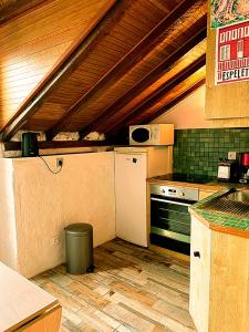 Il comprend une cuisine équipée d'un réfrigérateur et d'une cuisinière. dans l'établissement Studio 200 mètres plage -Côte des basques-, Biarritz, à Biarritz