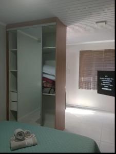 - une chambre avec un lit et un placard en verre dans l'établissement LOFT DONA MARIA, à Bento Gonçalves