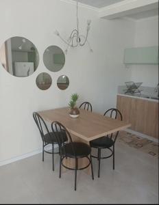uma sala de jantar com mesa e cadeiras em LOFT DONA MARIA em Bento Gonçalves