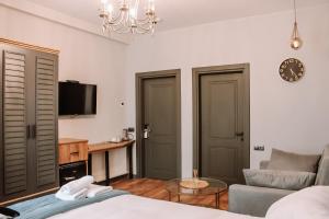 TV a/nebo společenská místnost v ubytování Trinity Hotel + 37 fotografií