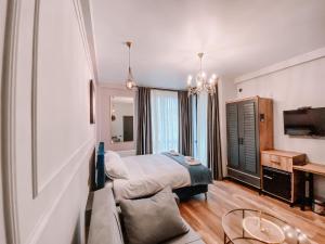 um quarto com uma cama e um sofá em Trinity Hotel em Tbilisi