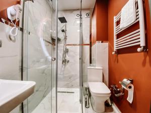 Ванная комната в Trinity Hotel