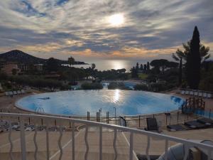 Peldbaseins naktsmītnē Cap Esterel Studio climatisé vue mer partielle vai tās tuvumā
