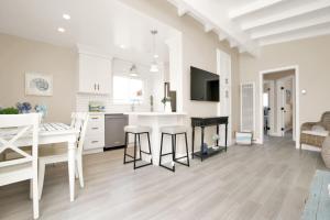 cocina y comedor con mesa y escritorio en 114 Forty Second Street B, en Newport Beach