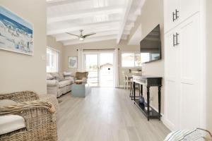 sala de estar con chimenea y piano en 114 Forty Second Street B, en Newport Beach