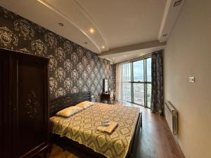 een slaapkamer met een bed met een boek erop bij Tsitsernakaberd highway, 2 bedrooms New Euro Renovated, Modern apartment DA104 in Jerevan