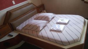 een klein bed met twee kussens erop bij Hotel Malibu (ADULT ONLY) in Sao Paulo