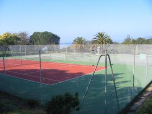 Tenis alebo squash v ubytovaní Maison Les couchants Porticcio alebo jeho okolí
