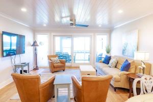 sala de estar con sofá y sillas en Beach Club Villa 32 - Newly Renovated! Direct Oceanfront, en Isle of Palms