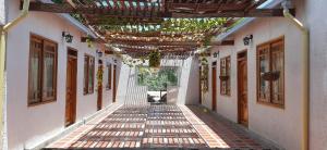 un pasillo vacío de un edificio con techo en Hotel Distracción Guajira, en Fonseca