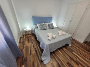 1 dormitorio con 1 cama con 2 almohadas en La Playita Santa María Beach, en Cádiz