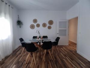 - une salle à manger avec une table et des chaises dans l'établissement La Playita Santa María Beach, à Cadix
