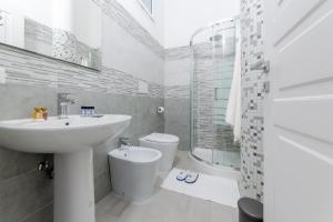 ein weißes Bad mit einem Waschbecken und einem WC in der Unterkunft Tropical - Boutique Apartment in Gallipoli