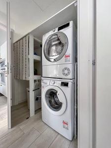 een wasmachine en een wasmachine in de kamer bij Zurigo 3 Lovely Apartment in Milaan