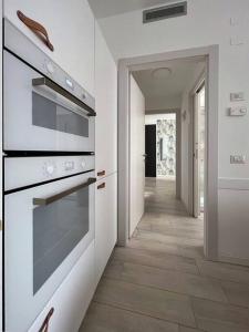 een keuken met een oven en een hal bij Zurigo 3 Lovely Apartment in Milaan