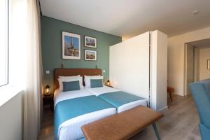 una camera con un grande letto e una parete blu di Bloom House by Sweet Porto a Porto