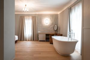 Habitación con baño con bañera blanca. en Leuchtenburg am See, en Caldaro