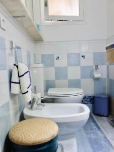 盧貝新城的住宿－Elégant-Cosy 2P55M2 dans bas de villa provençale !，浴室配有白色卫生间和盥洗盆。