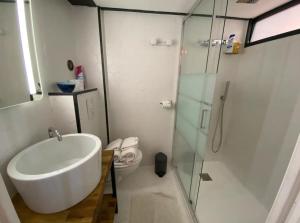 Kúpeľňa v ubytovaní MAR1 - Studio loft avec couchage en mezzanine, centre ville