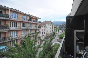 widok z balkonu budynku w obiekcie Nid du lac 200 m du lac w Annecy